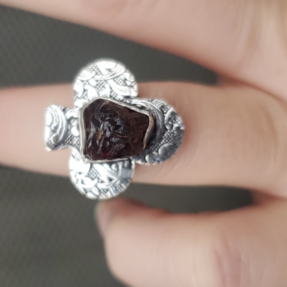 New Rough Natural Mozambique Garnet Carved 925 Silver Club Ring. - Picture 12 of 12